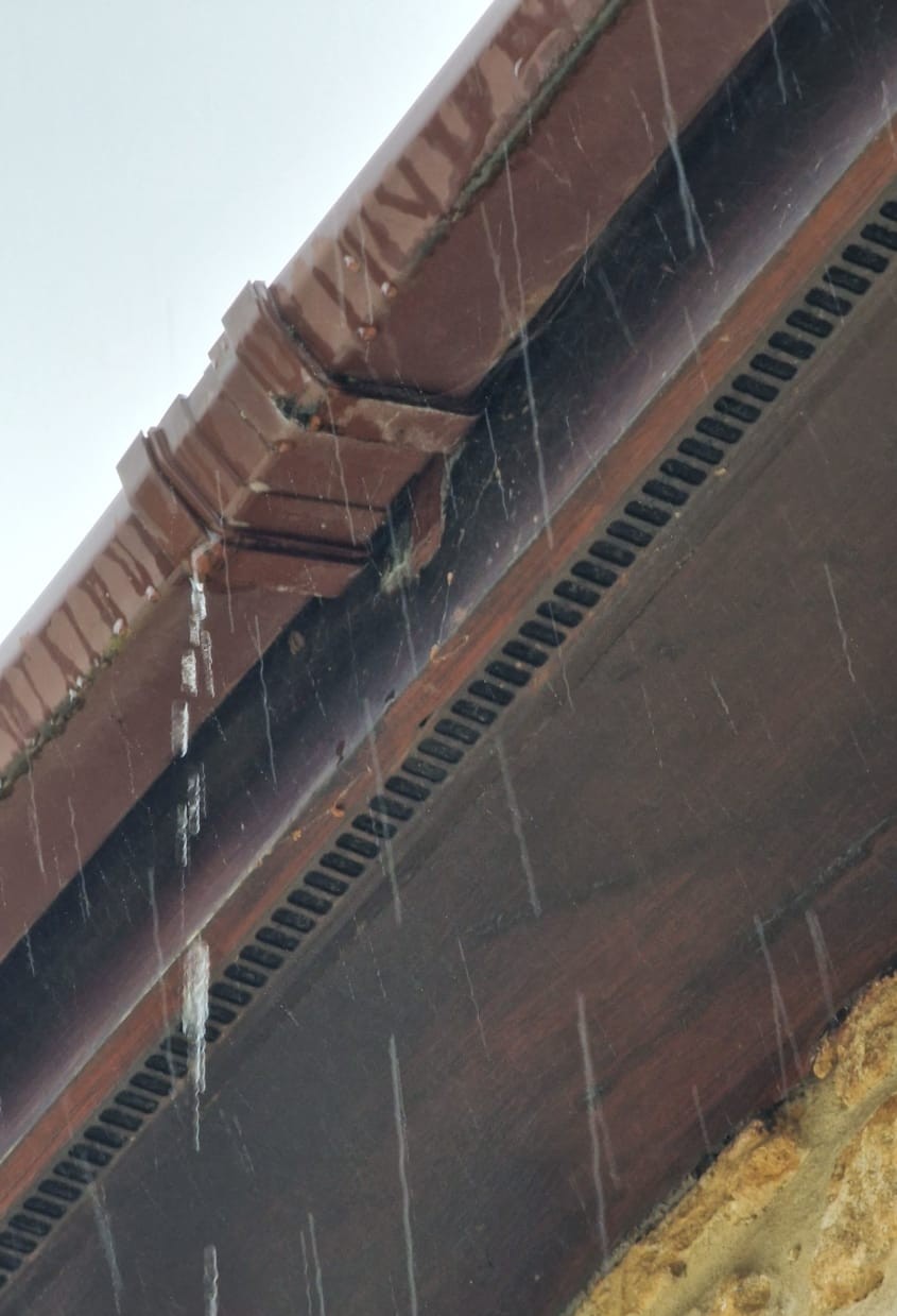 Signs your gutters need cleaning