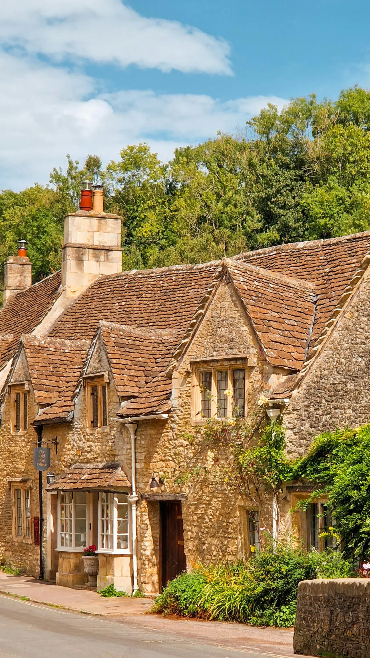 An image showing homes in Kent that need their gutters cleaned.